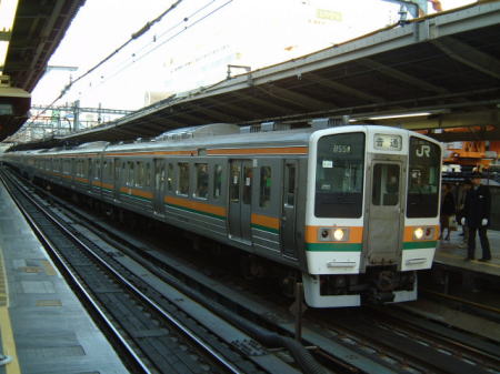 湘南色の211系電車/横浜駅にて/2006.3.15