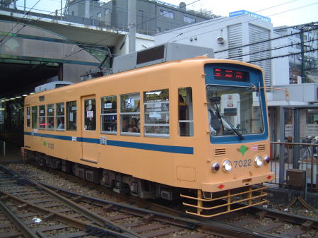 リバイバルカラーの都電/大塚駅前にて/2007.4.1
