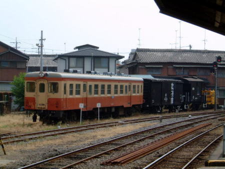 南島原駅の車庫(3)/国鉄より移籍したキハ20形と貨物車による救援車/2007.9.1