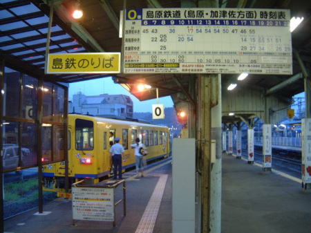 諫早駅 0番ホームに停車している島原鉄道 キハ2500形/2007.9.1