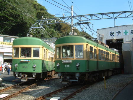 江ノ電 303号引退記念 フォトセッション/303号(左)と305号のツーショット/極楽寺検車区/2007.9.22