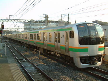 湘南色のE217系。東海道線 普通 東京行き(1)/戸塚駅