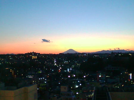 夕暮れに浮かぶ富士山のシルエット(1)/2008.4.1 18時頃