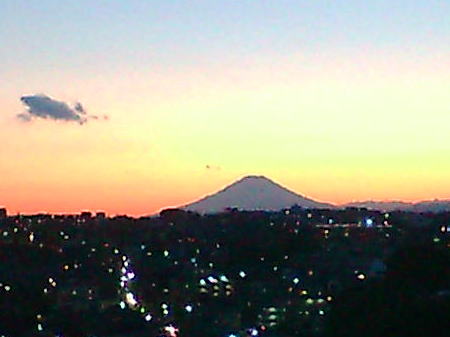 夕暮れに浮かぶ富士山のシルエット(2)/2008.4.1 18時頃
