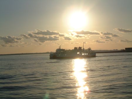 2008年最後の夕陽をさえぎる東京湾フェリー・しらはま丸/2008.12.31