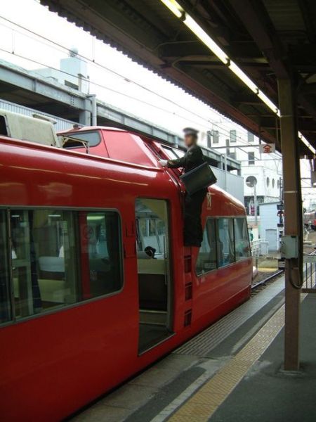 名鉄パノラマカー7000系に乗り込む乗務員さん(1)/東岡崎駅/2008.11.8
