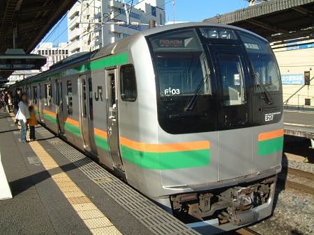 湘南色のE217系。東海道線 普通 東京行き/戸塚駅
