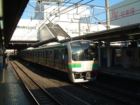 湘南色のE217系。東海道線 普通 東京行き/川崎駅
