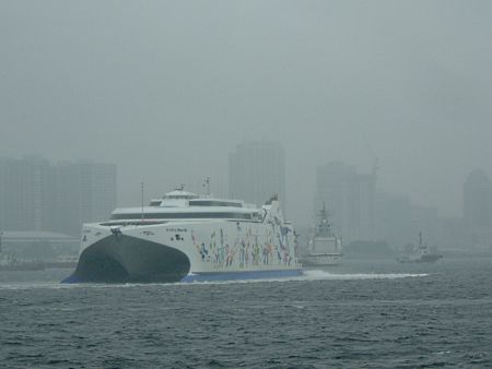 ナッチャンWorld、横浜港内の遊覧に出発(2)