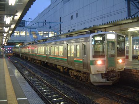 719系5000番台 奥羽線 普通 米沢行き 山形駅/2009.4.25