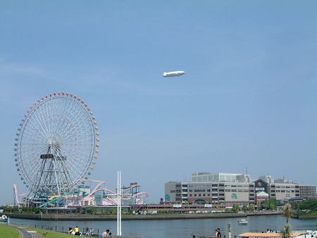 みなとみらいを優雅に飛ぶ飛行船(1)/2009.5.10