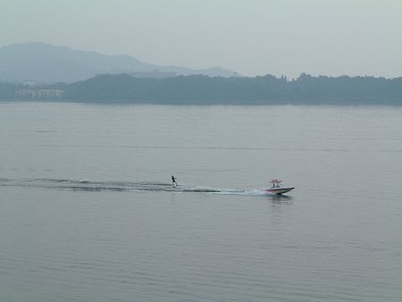 猪鼻湖での水上スキーを眺める(1)/2009.7.5