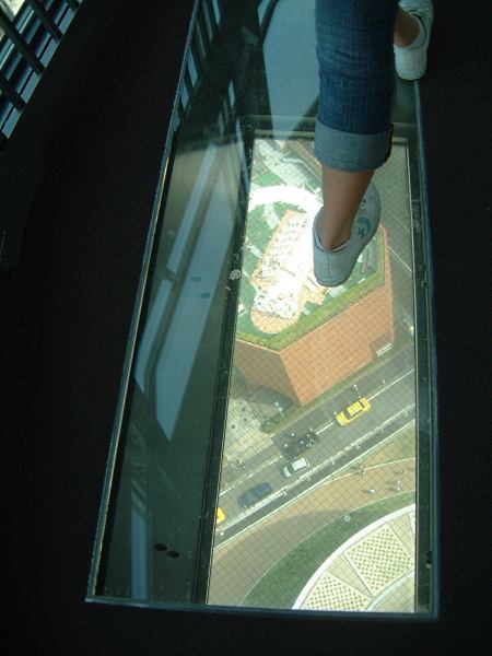 マリンタワーの展望階にある下界の窓/2009.7.20