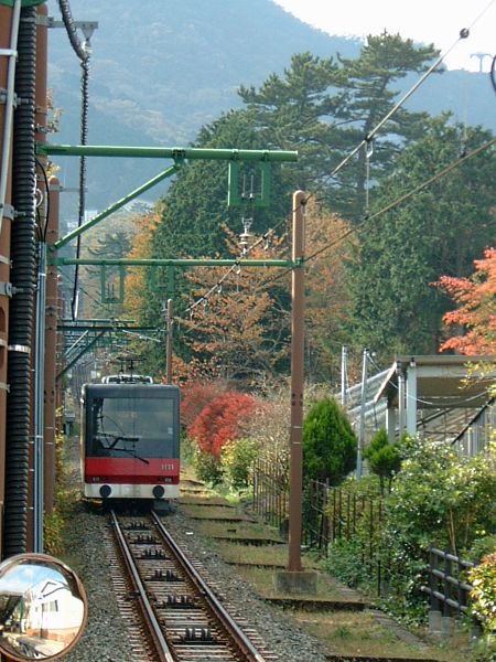 紅葉を横目に下りてくる箱根登山ケーブルカー/強羅駅/2009.11.7