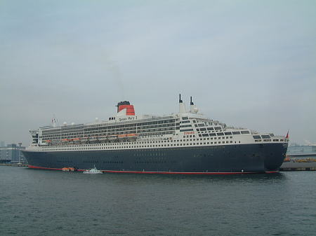 Queen Mary 2 in Yokohama 2010(1)/マリーンルージュ船上より/2010.2.19