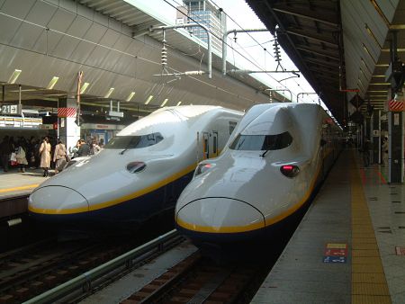 (左)MAXとき313号 新潟行き/(右)MAXとき315号 新潟行き/東京駅/2010.3.21