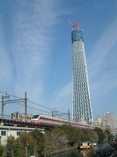 東京スカイツリー（建設中）と東武線/2010.3.27