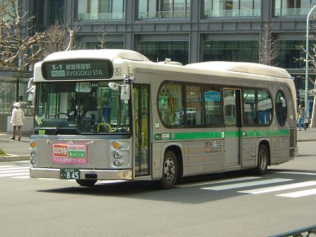 「東京→夢の下町」バス/東京駅丸の内北口にて/2010.3.27