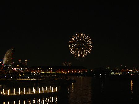 横浜開港祭の花火(1)/臨港線プロムナードから/2010.6.2