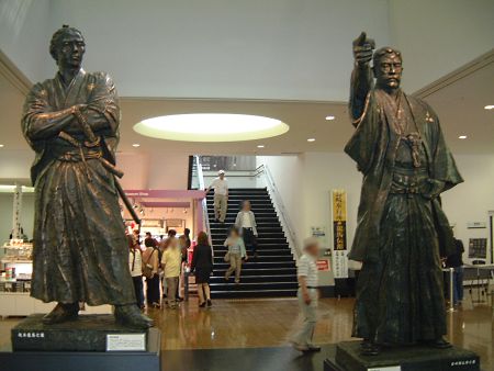 長崎歴史文化博物館(4)・坂本龍馬、岩崎弥太郎の銅像/2010.6.6