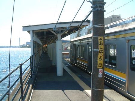 鶴見線 鶴見行き／海芝浦駅(1)/2010.8.28
