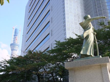 勝海舟の銅像と東京スカイツリー/2010.11.6