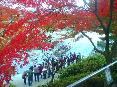 保津川下りの船と紅葉/2010.11.28