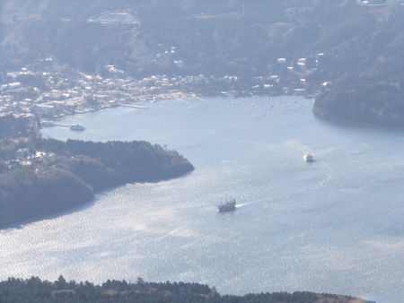 箱根駒ヶ岳山上からのパノラマ(1)／芦ノ湖を行く海賊船と遊覧船/2010.12.31