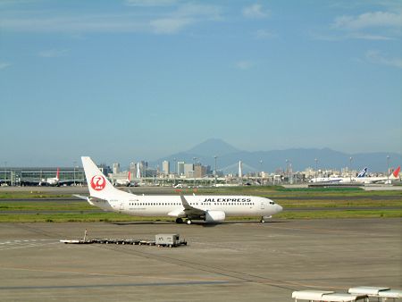 JAL EXPRESS機と富士山／羽田空港第１ターミナルにて/2011.9.18