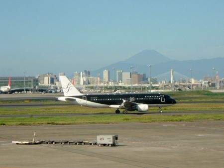 STAR FLYER機と富士山／羽田空港第１ターミナルにて/2011.9.18