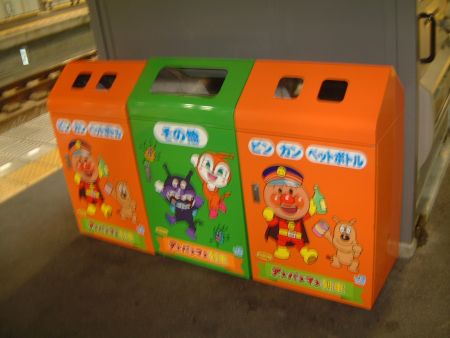 高知駅のゴミ箱/2011.9.18