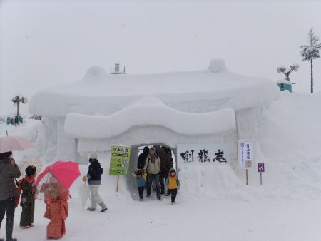十日町雪まつりの雪像(6)/雪上茶室の入口/2012.2.18