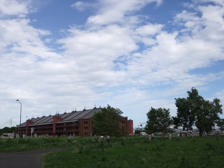 空と緑と赤レンガ倉庫(1)/2012.7.16