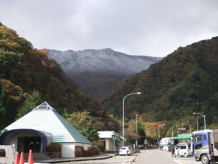 雪山と紅葉とトンネル／関越道 谷川岳パーキングエリア下り線(1)／2012.11.2