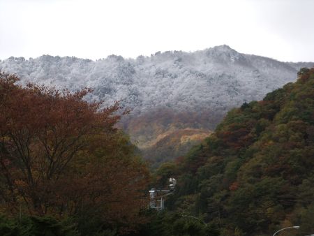 雪山と紅葉とトンネル／関越道 谷川岳パーキングエリア下り線(2)／2012.11.2