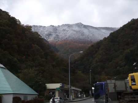 雪山と紅葉とトンネル／関越道 谷川岳パーキングエリア下り線(3)／2012.11.2