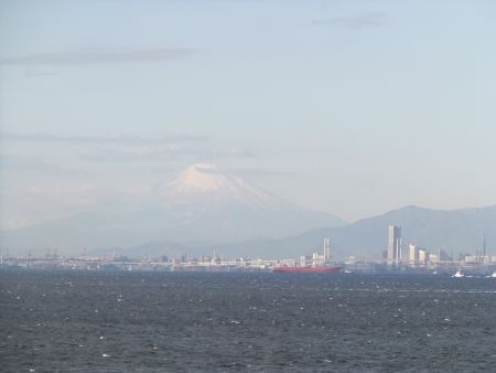 海ほたるから眺める富士山と横浜(1)/2012.1.7