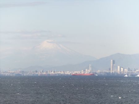海ほたるから眺める富士山と横浜(2)/2012.1.7