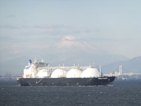 富士山と巨大LNGタンカー/2012.1.7