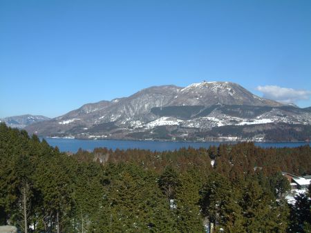 雪をかぶった箱根駒ヶ岳と芦ノ湖(1)/2013.1.19