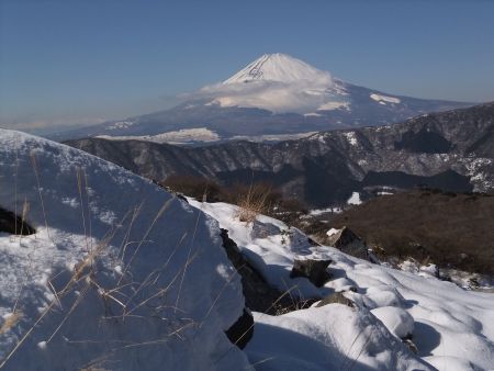 雪が残る大涌谷から眺める富士山(2)/2013.1.19