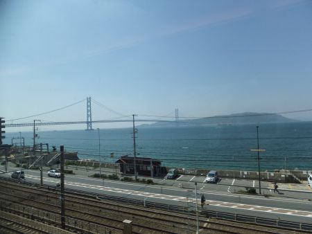 明石海峡大橋と淡路島(2)／特急 はまかぜ1号 車内より/2013.4.28