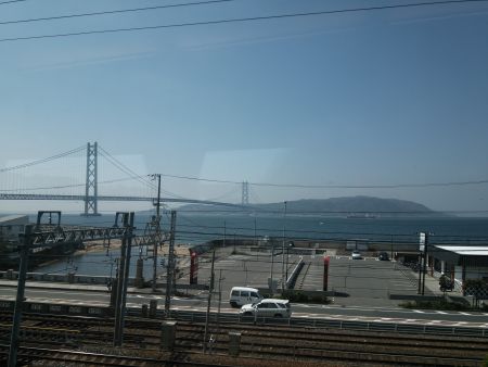 明石海峡大橋と淡路島(1)／特急 はまかぜ1号 車内より/2013.4.28