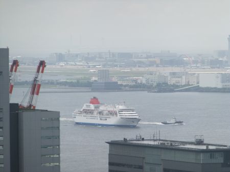 東京港を航行するふじ丸(1)/2013.6.30