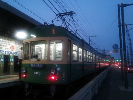 江ノ電 303-353 鎌倉行き/江ノ電 鎌倉高校前駅/2014.7.30