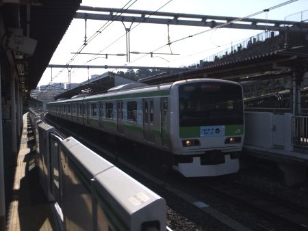 山手線 E231系 JALカードSuica 10周年記念ラッピング/鶯谷駅/2015.2.11