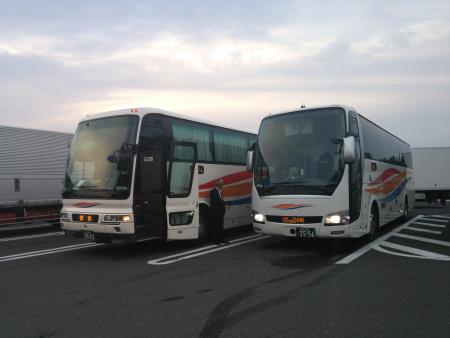 高速バス ノクターン号とBEAM-1号の並び/東北道 紫波サービスエリア/2015.7.3