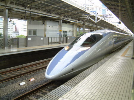 新横浜駅に滑り込む500系新幹線。2007年夏には幻になってしまうの？