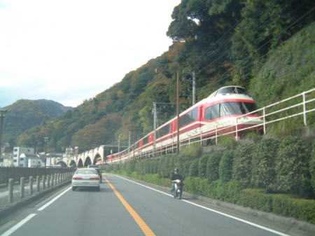 箱根湯本に向かっている小田急ロマンスカー，メトロ乗り入れ用はどんなデザインになるのでしょうか…