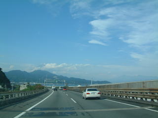 東名高速 由比パーキングエリア近くから見る富士山